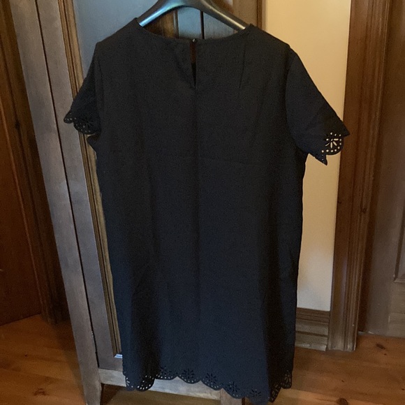 Light Summer dress with flower detailing on the sleeves/bottom. New, never worn - Picture 5 of 5